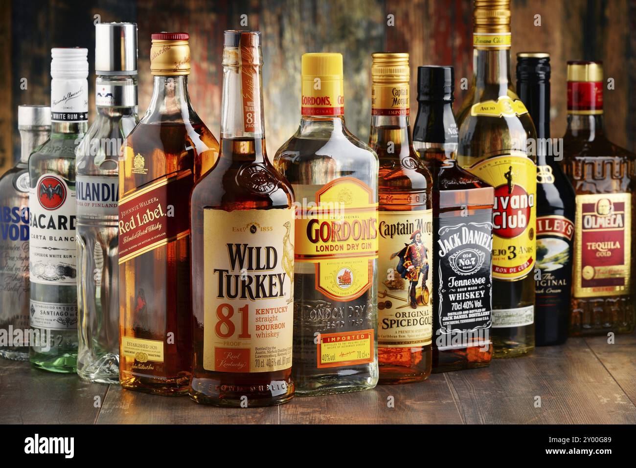 Weltweit konsumieren rund 2 Milliarden Menschen Alkohol, eine der am häufigsten verwendeten Freizeitdrogen der Welt, mit einem jährlichen Verbrauch von über 6 Litern reinen Alkohols Stockfoto