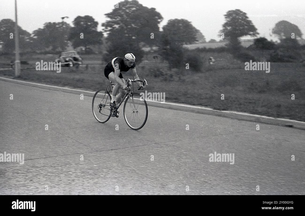 1960er Jahre, historischer Amateur-Rennradfahrer, der auf der Straße antritt, England, Großbritannien. Stockfoto