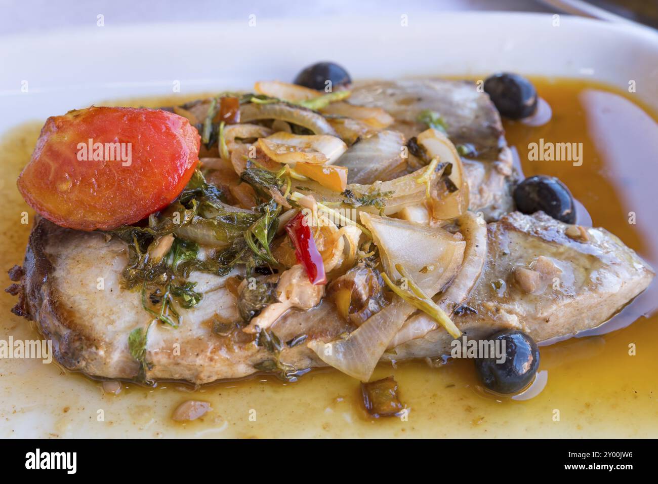 Thunfisch Steak mit Sauce und Beilagen Stockfoto