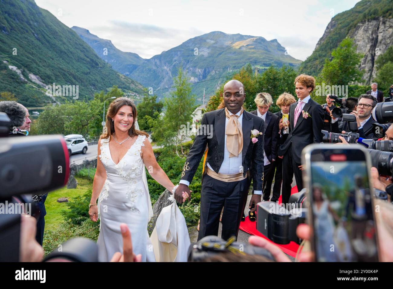 Geiranger 20240831. Prinzessin Märtha Louise und Durek Verret kommen am Samstag zu ihrer Hochzeitsfeier im Hotel Union in Geiranger an. Foto: Cornelius Poppe / NTB Stockfoto