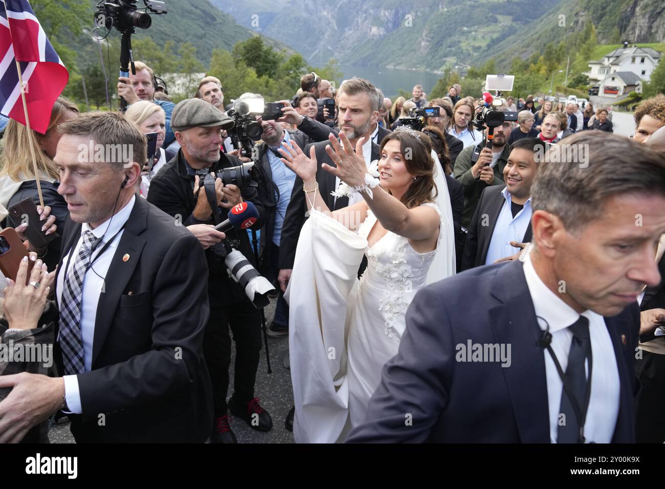 Geiranger 20240831. Prinzessin Märtha Louise und Durek Verret kommen am Samstag zu ihrer Hochzeitsfeier im Hotel Union in Geiranger an. Foto: Heiko Junge / NTB Stockfoto