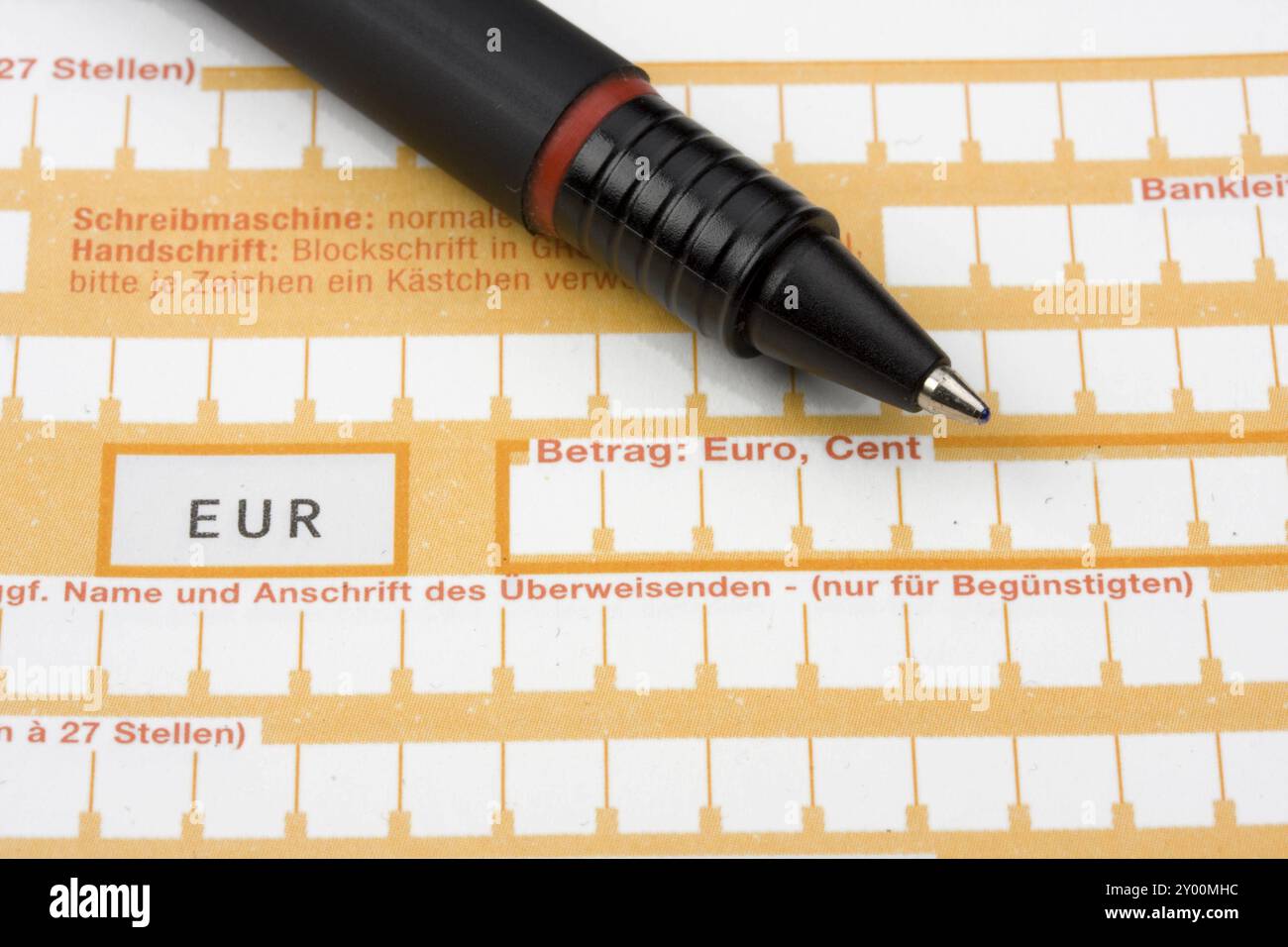 Füllen Sie ein Geldtransferformular aus Stockfoto