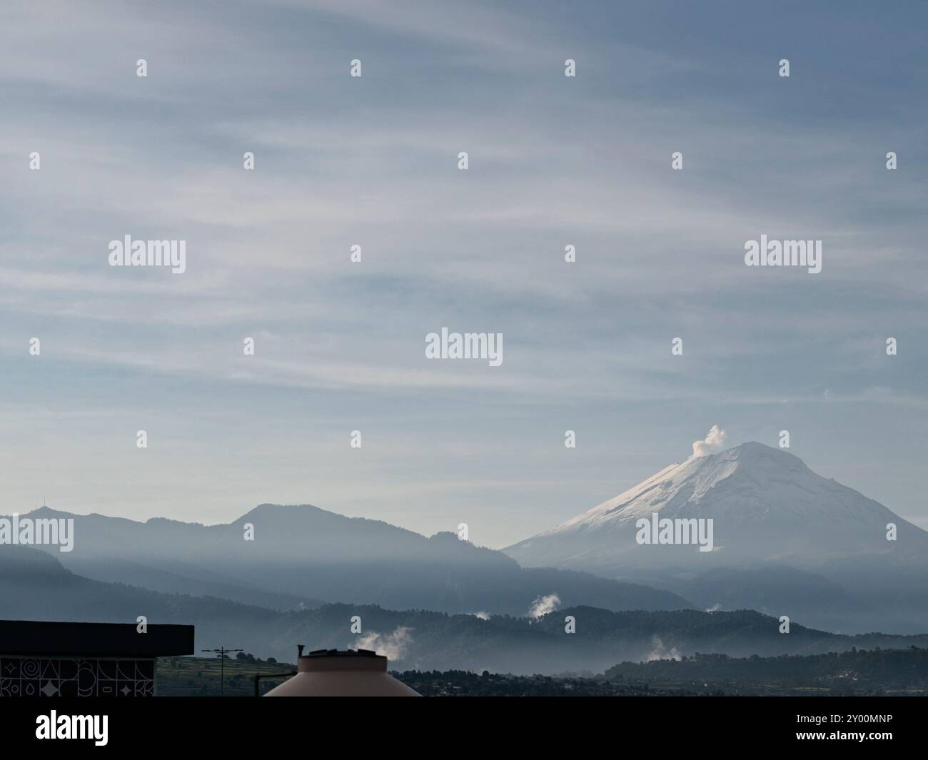 Chalco, Mexiko. 31. August 2024. In den frühen Morgenstunden des August 30 verzeichnete der Vulkan Popocatepetl milde Emissionen und dank der starken Winde und intensiven Regenfälle, die einen Monat in Folge nicht aufhören, hilft er dem Himmel zu klaren und ermöglicht es uns, dieses natürliche Phänomen am 31. August 2024 in Chalco, Bundesstaat Mexiko, zu sehen. (Foto: Josue Perez/SIPA USA) Credit: SIPA USA/Alamy Live News Stockfoto