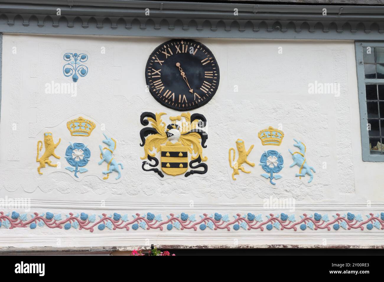Pargeting an Hauswand, dekorativer Putz mit Gipsdekoration Relief mit Löwe und Einhorn, Hadleigh, Suffolk, UK Stockfoto