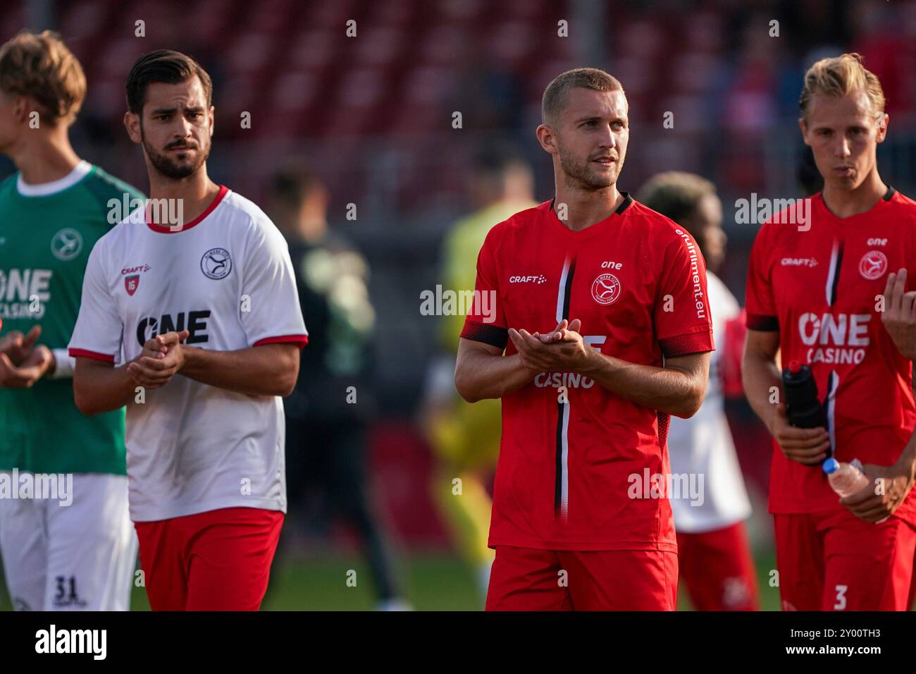 Almere, Niederlande. 31. August 2024. ALMERE, NIEDERLANDE - AUGUST 31: ADI Nalic von Almere City FC und Guus Beaumont von Almere City FC danken den Fans für ihre Unterstützung während eines niederländischen Eredivisie-Spiels zwischen Almere City FC und FC Groningen im Yanmar Stadion am 31. August 2024 in Almere, Niederlande. (Foto von Andre Weening/Orange Pictures) Credit: dpa/Alamy Live News Stockfoto