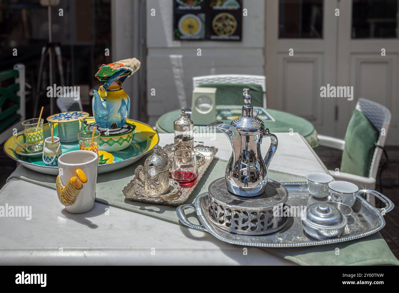 Tee- und Kaffeetrinksets mit traditionellem Türkendekor, Nikosia, Zypern Stockfoto