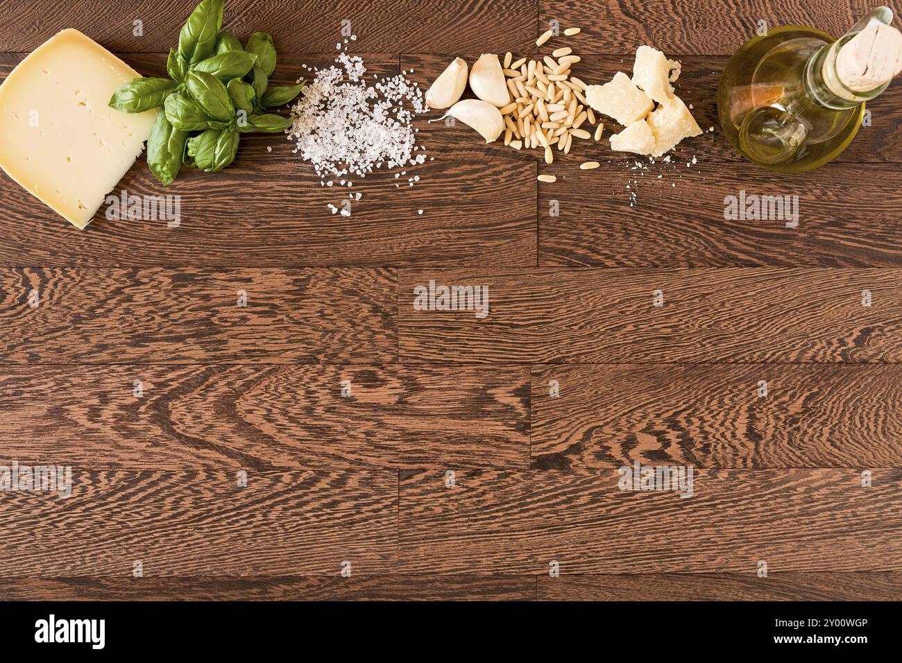 Natürliche Zutaten für Pesto Genovese von oben gesehen Stockfoto