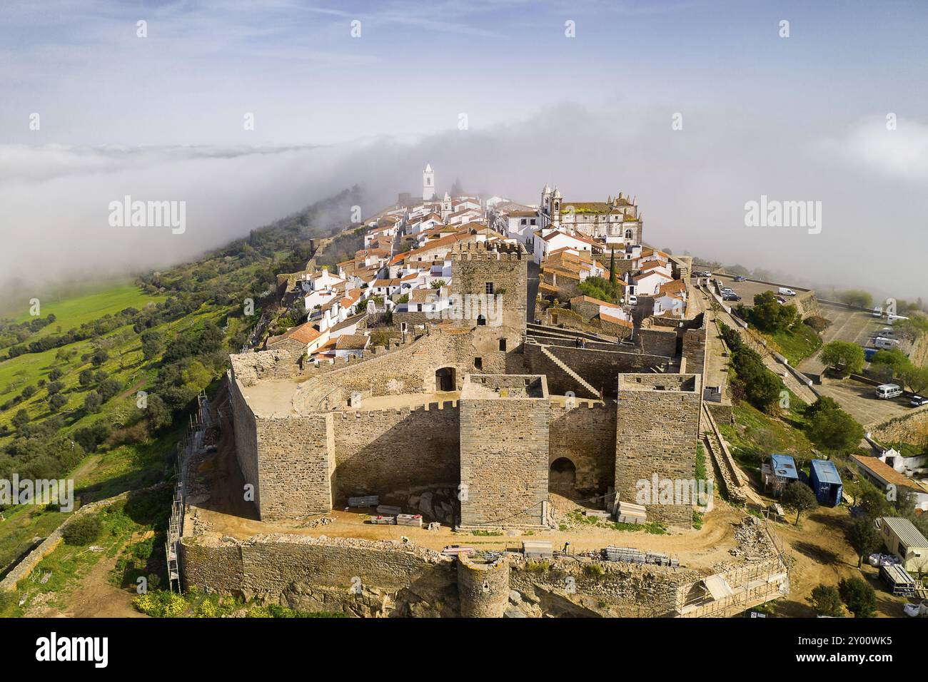 Monsaraz Drohne aus der Luft auf die Wolken in Alentejo, Portugal, Europa Stockfoto