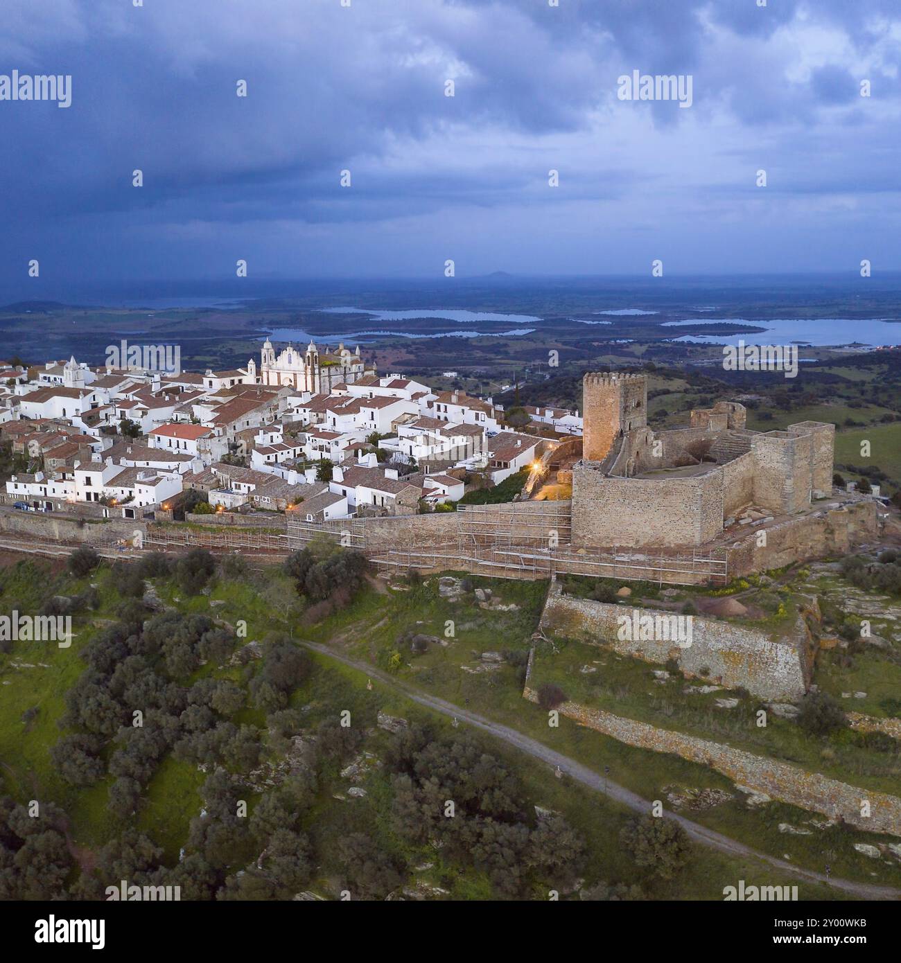 Monsaraz Drohne Luftaufnahme in Alentejo bei Sonnenuntergang, in Portugal Stockfoto