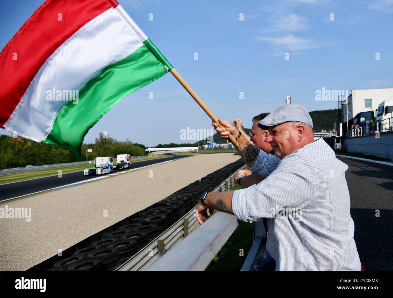 Most, Tschechische Republik. 31. August 2024. Fans von Norbert Kiss (Ungarn) sind beim zweiten Truck-Rennen der europäischen Truck-Racing-Meisterschaft, dem Czech Truck Prix 2024, am 31. August 2024 in Most (Tschechische Republik) zu sehen. Quelle: Jan Stastny/CTK Photo/Alamy Live News Stockfoto