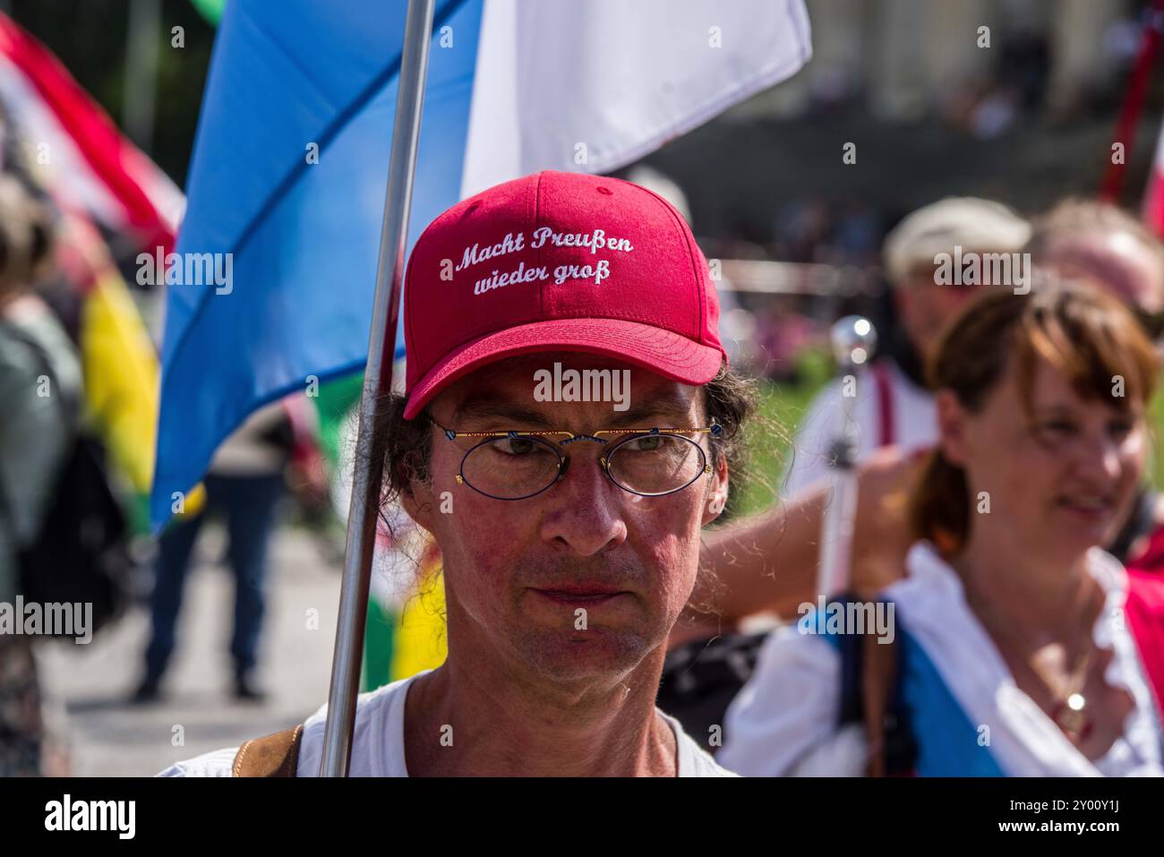 31. August 2024: Unter dem Namen „große Treffen der 25 1 Bundesstaaten“ versammelten sich Reichsbüger (ReichsbÃ¼rger, souveräne Staatsbürger, Reichsbürger) auf dem Münchner Königsplatz, um sich miteinander zu vernetzen und die Legitimität der Deutschen republik zu leugnen. Reichsbüger wurden ursprünglich verharmlost und in Medienkomödie gegen Radikalisierungswarnungen von Experten verwandelt, bis bei einem Angriff in Georgesmund ein Polizist getötet wurde. Der Fall enthüllte auch Reichsbücherer in der Polizei und die staatlichen Strukturen, denen sie die Legitimität verweigern. In München sind zahlreiche Reichsbühnen bekannt Stockfoto