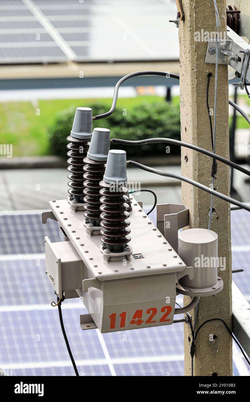 Lasttrennschalter SF6 LBS, elektrischer Hochspannungsschalter am elektrischen Stützmast montiert. Stockfoto