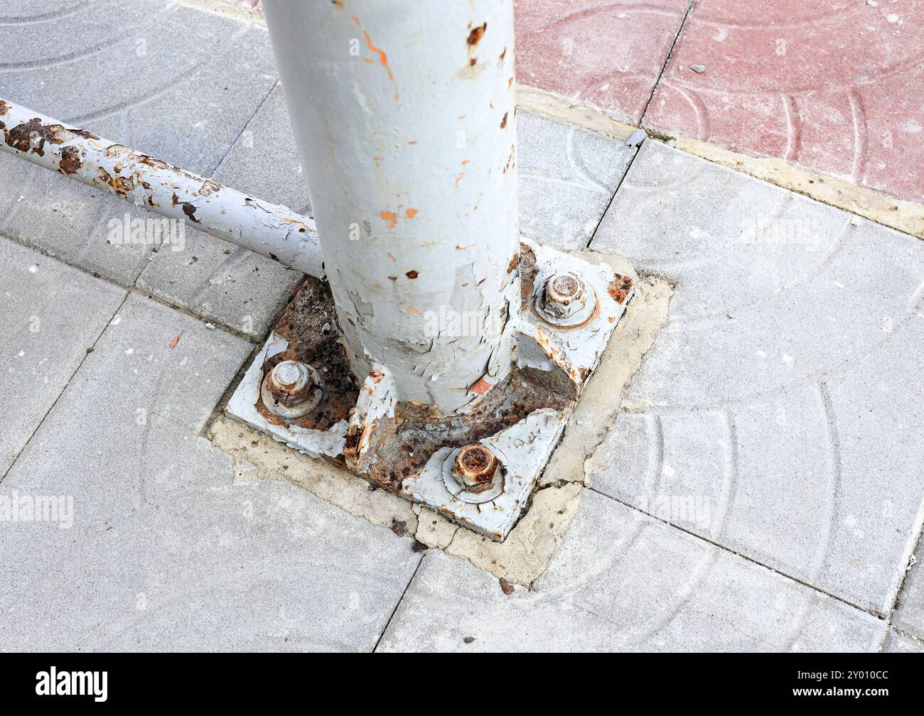 Mutter und Schraube, Anschrauben an Flanschfläche, Schraube fest an rostigem Stab, Metallrost. Stockfoto