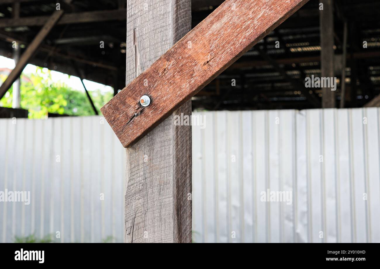 Nahaufnahme des Trägerbalkens auf Holzkonstruktion, Holzdachkonstruktion. Sparren und Dachträger. Stockfoto