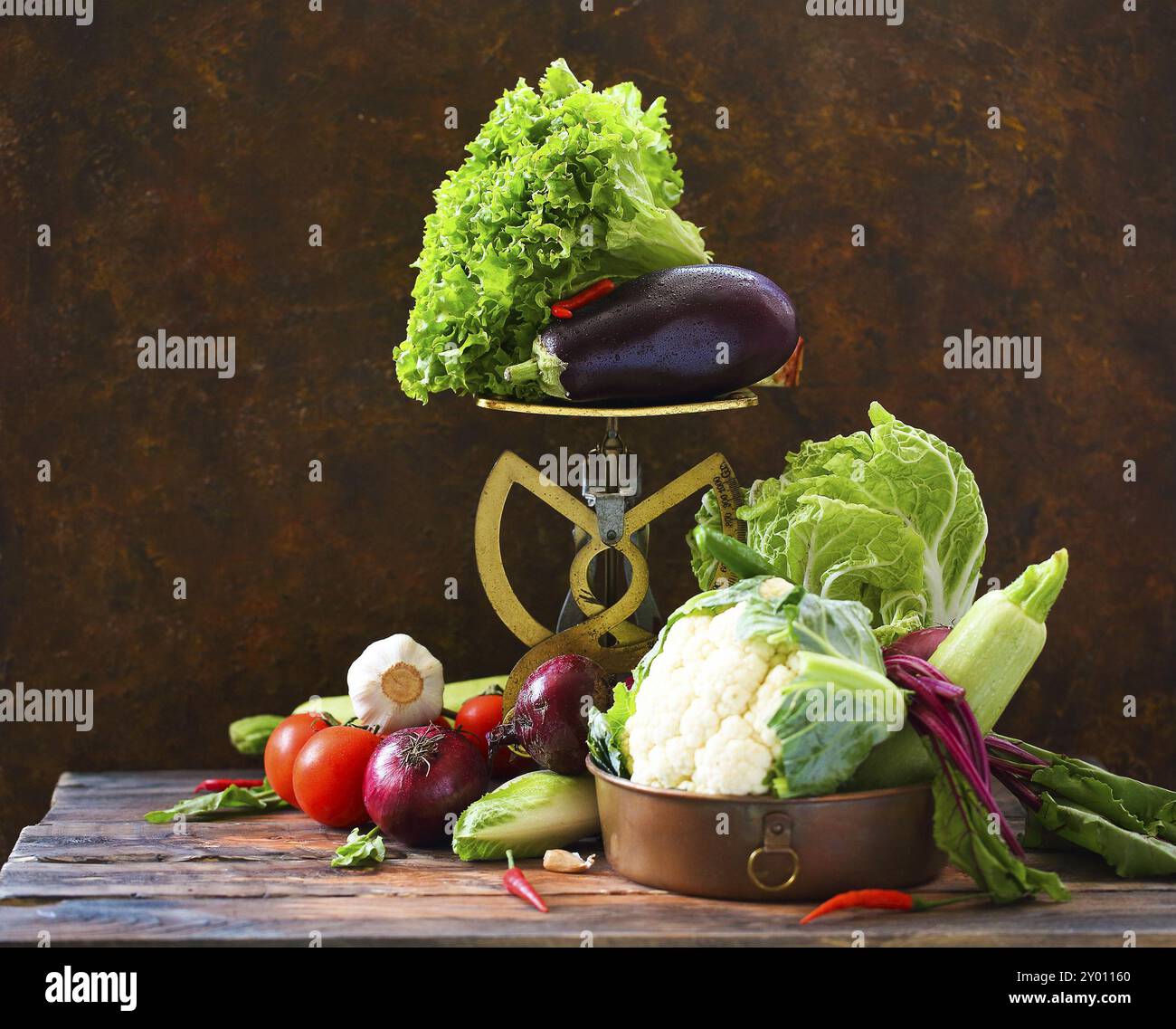 Herbstgemüse auf hölzernen Hintergrund. Bio-Lebensmittel und gesunde Ernährung Konzept Stockfoto