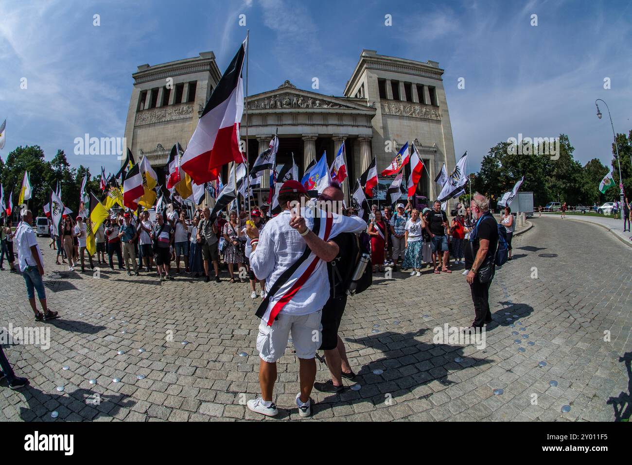 31. August 2024: Verschwörung und rechter Filmer Helge stark trifft sich mit Reichsburger. Unter dem Namen „große Treffen der 25 1 Bundesstaaten“ versammelten sich Reichsbüger (ReichsbÃ¼rger, souveräne Staatsbürger, Reichsbürger) auf dem Münchner Königsplatz, um sich miteinander zu vernetzen und die Legitimität der Deutschen republik zu leugnen. Reichsbüger wurden ursprünglich verharmlost und in Medienkomödie gegen Radikalisierungswarnungen von Experten verwandelt, bis bei einem Angriff in Georgesmund ein Polizist getötet wurde. Der Fall zeigte auch Reichsbüerger in der Polizei und die Staatsstruktur Stockfoto