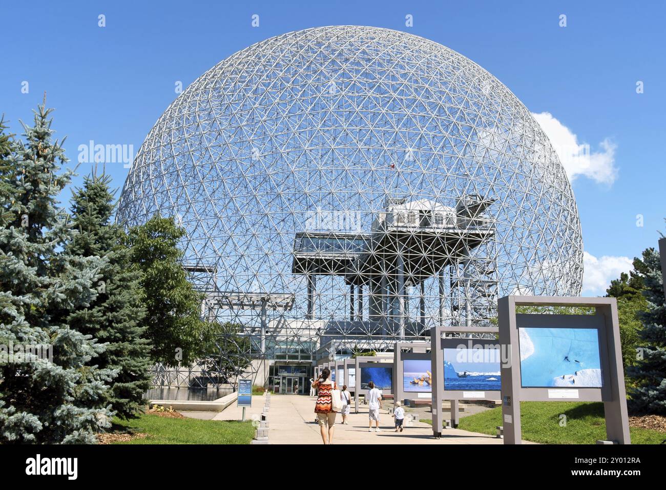 Montreal, Kanada, 9. August 2008: Die geodätische Kuppel Montreal Biosphere ist ein Museum in Montreal, das sich dem Wasser und der Umwelt widmet. Es ist lch Stockfoto
