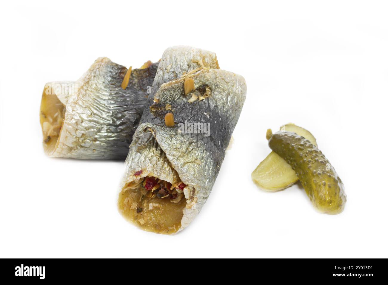 Geräucherte Rollmops auf weißem Hintergrund mit Gurke Stockfoto