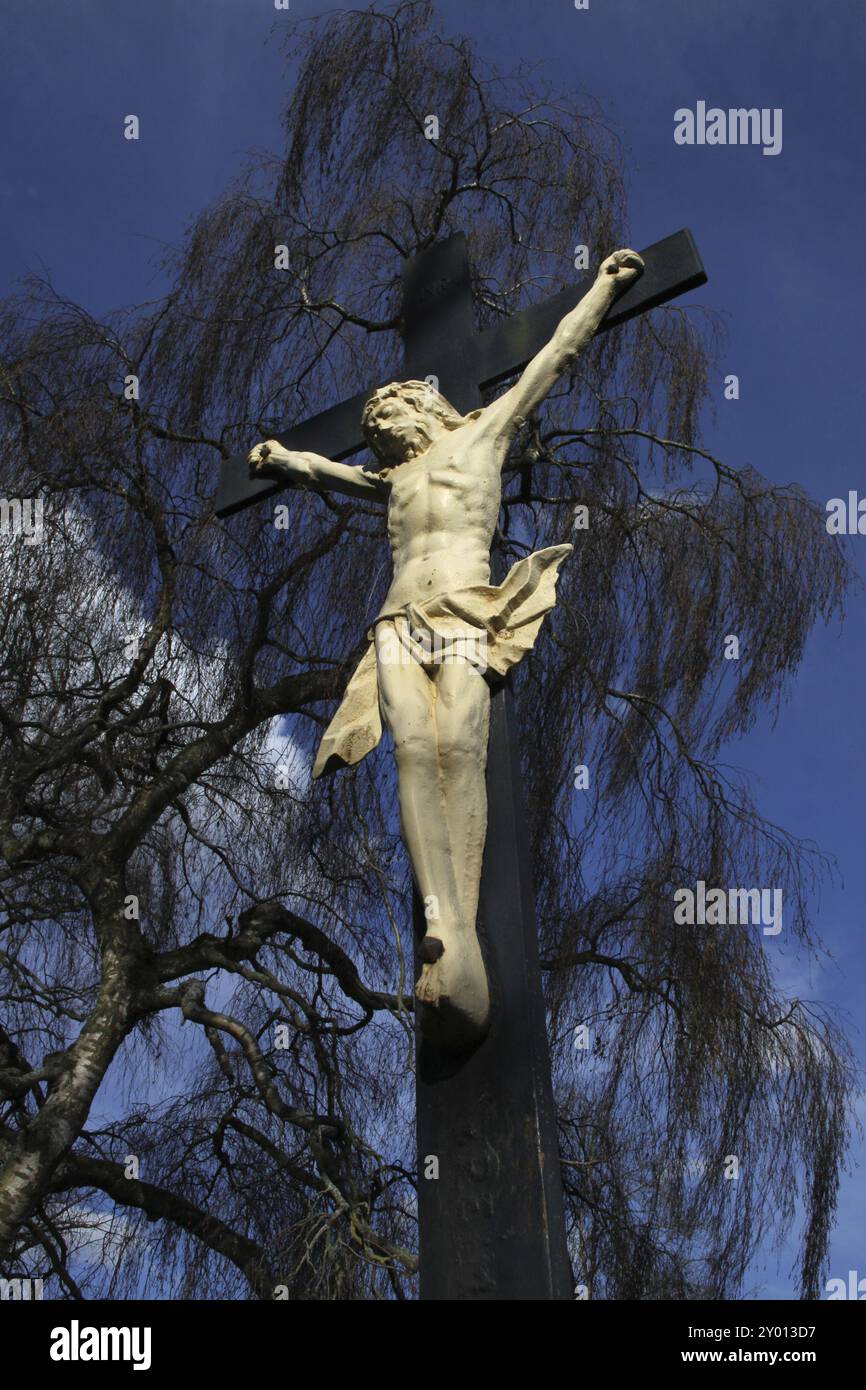 Kruzifix vor der St. Kilian Kirche in Luegde Stockfoto