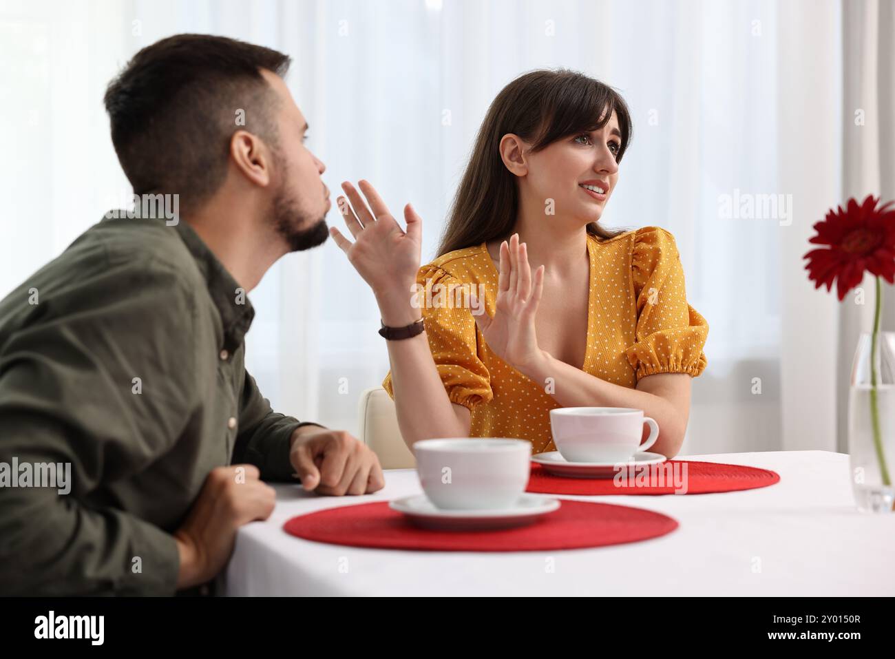 Ungültiges Datum. Eine peinliche Frau weigert sich, drinnen den Kuss des Mannes abzulehnen Stockfoto