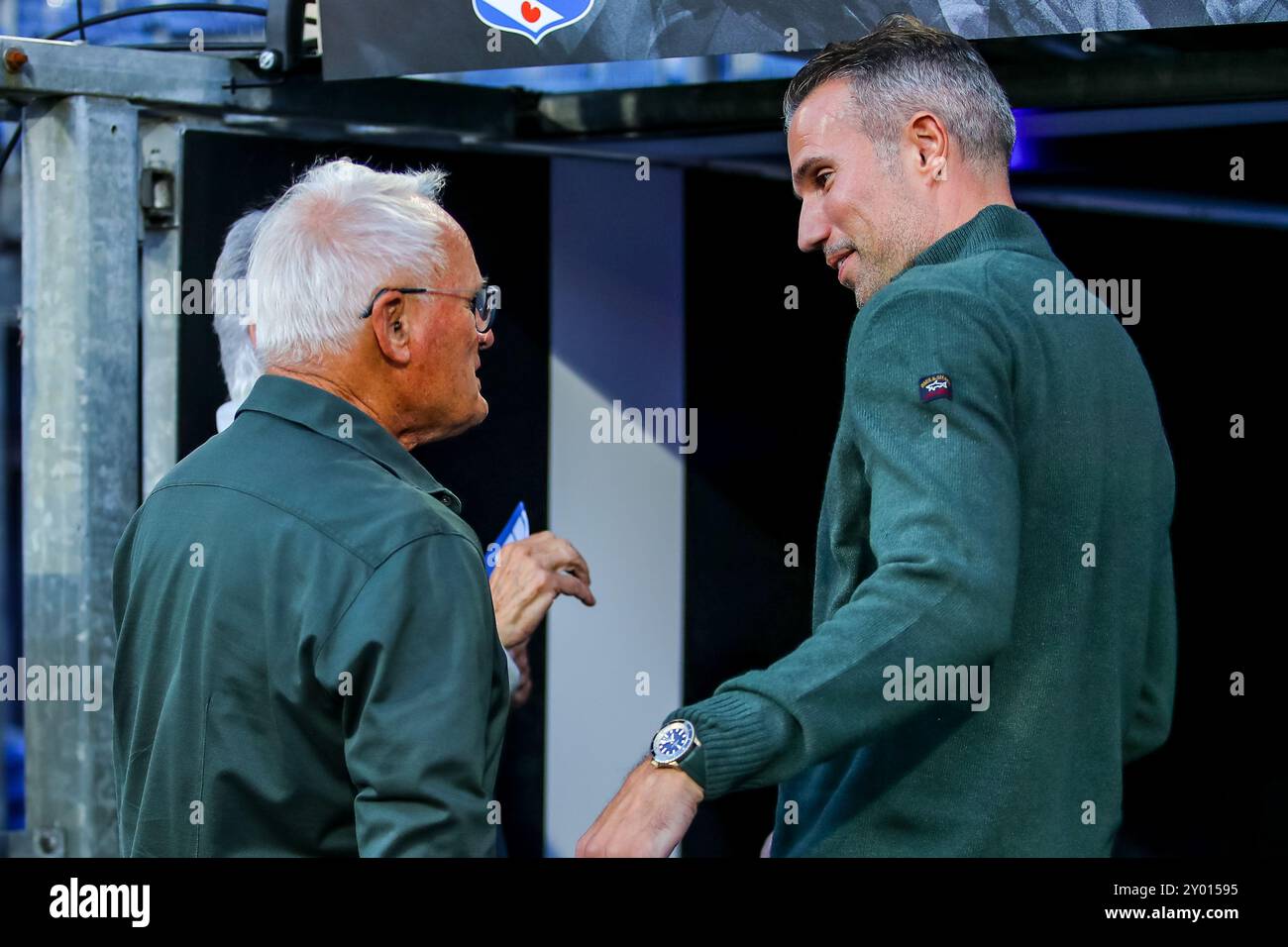 Heerenveen, Niederlande. 31. August 2024. HEERENVEEN, NIEDERLANDE - AUGUST 31: Foppe de Haan spricht mit Cheftrainer Robin van Persie von sc Heerenveen während des niederländischen Eredivisie-Spiels zwischen sc Heerenveen und NAC Breda im Abe Lenstra Stadion am 31. August 2024 in Heerenveen, Niederlande. (Foto: Pieter van der Woude/Orange Pictures) Credit: Orange Pics BV/Alamy Live News Stockfoto