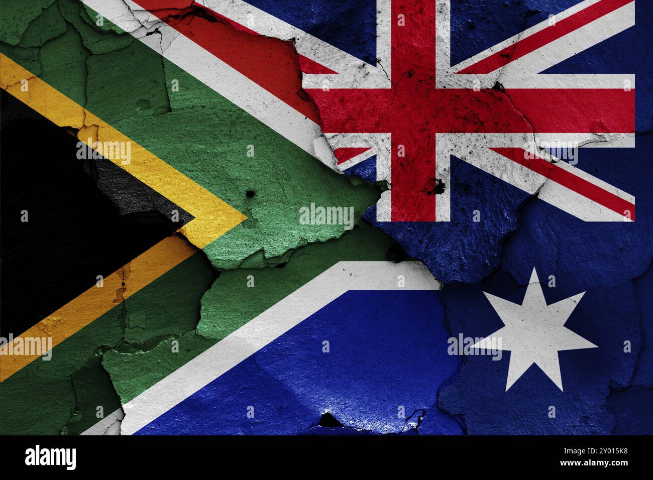 Flaggen von Südafrika und Australien auf gerissene Wand gemalt Stockfoto