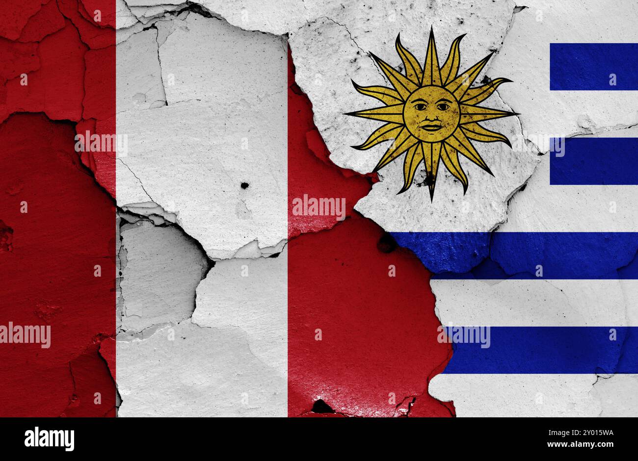 Flaggen von Peru und Uruguay auf gerissene Wand gemalt Stockfoto