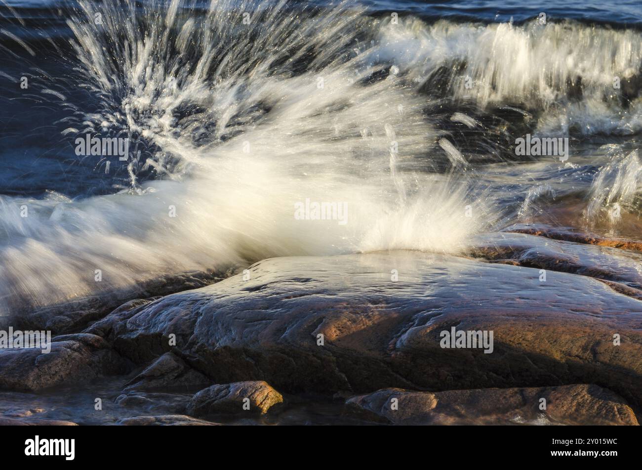 Surfplättchen gegen Felsen am Ufer des Sees Vaenern, Vaermland, Schweden, Mai 2012, Europa Stockfoto