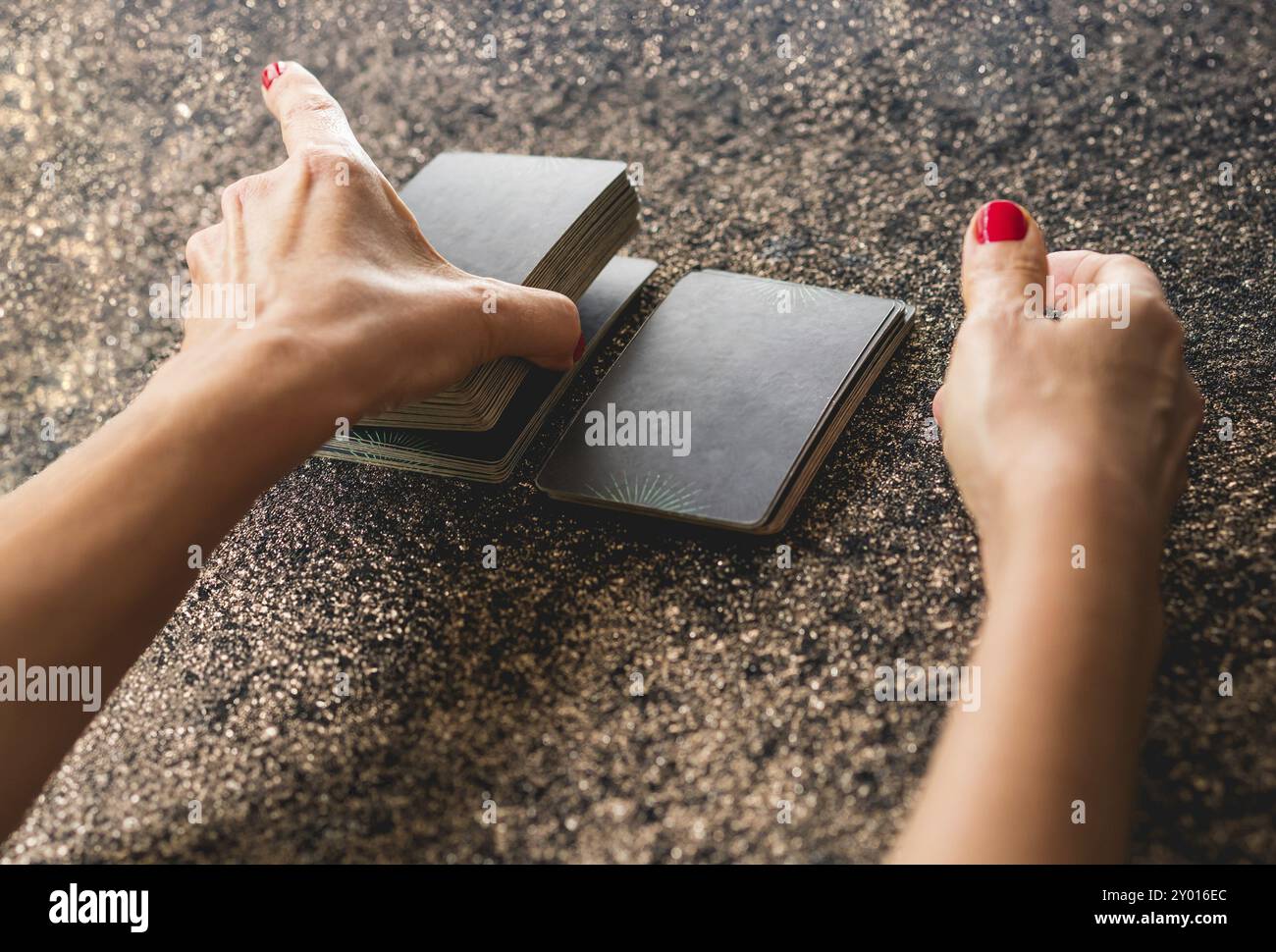 Schulteransicht eines Tarotlesers, der das Tarotdeck schneidet Stockfoto
