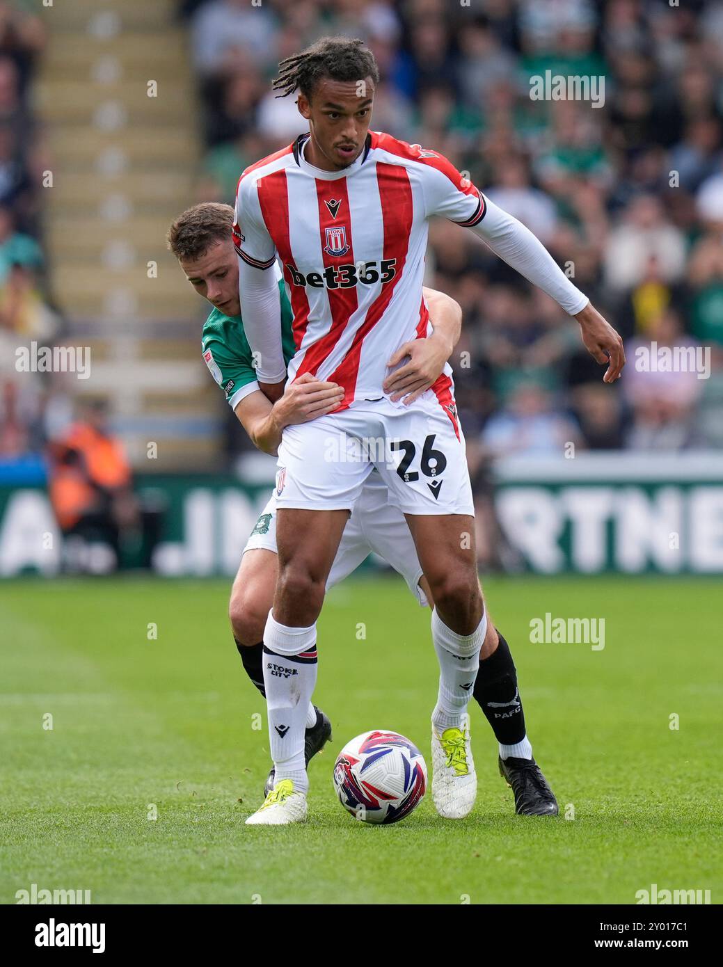 Home Park, Plymouth, Großbritannien. 31. August 2024. EFL Championship Football, Plymouth Argyle gegen Stoke City; Ashley Phillips aus Stoke City wird zurückgehalten Credit: Action Plus Sports/Alamy Live News Stockfoto