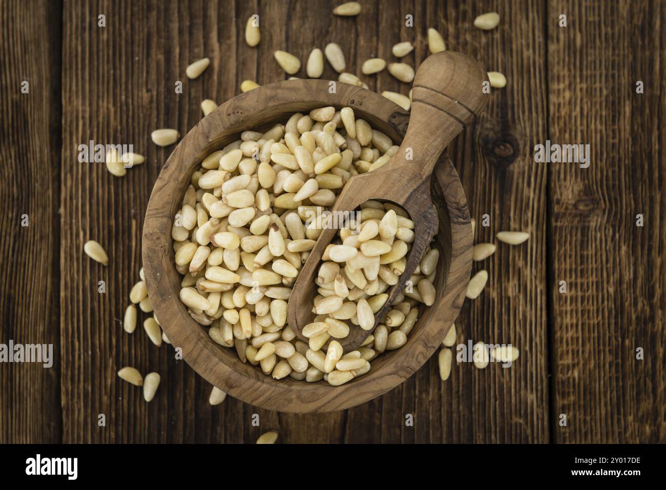 Pinienkernen auf einem vintage Hintergrund als detaillierte Nahaufnahme (selektive Fokus) Stockfoto