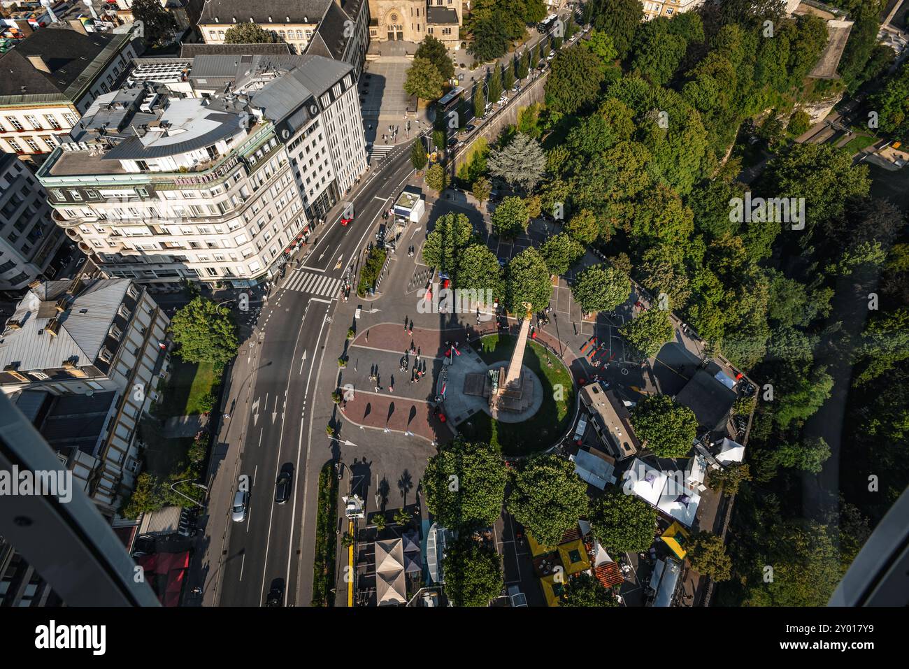 Luftaufnahme auf den Platz der Verfassung an einem Sommertag - Luxemburg-Stadt Stockfoto