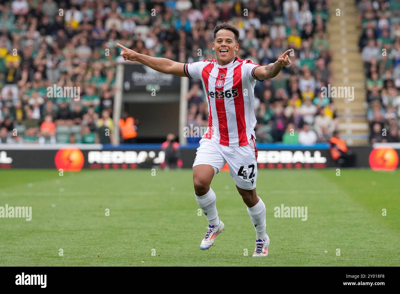 Home Park, Plymouth, Großbritannien. 31. August 2024. EFL Championship Football, Plymouth Argyle gegen Stoke City; Million Manhoef of Stoke City feiert, nachdem er ein Tor erzielt hat, um es 0-1 zu erreichen. Credit: Action Plus Sports/Alamy Live News Stockfoto