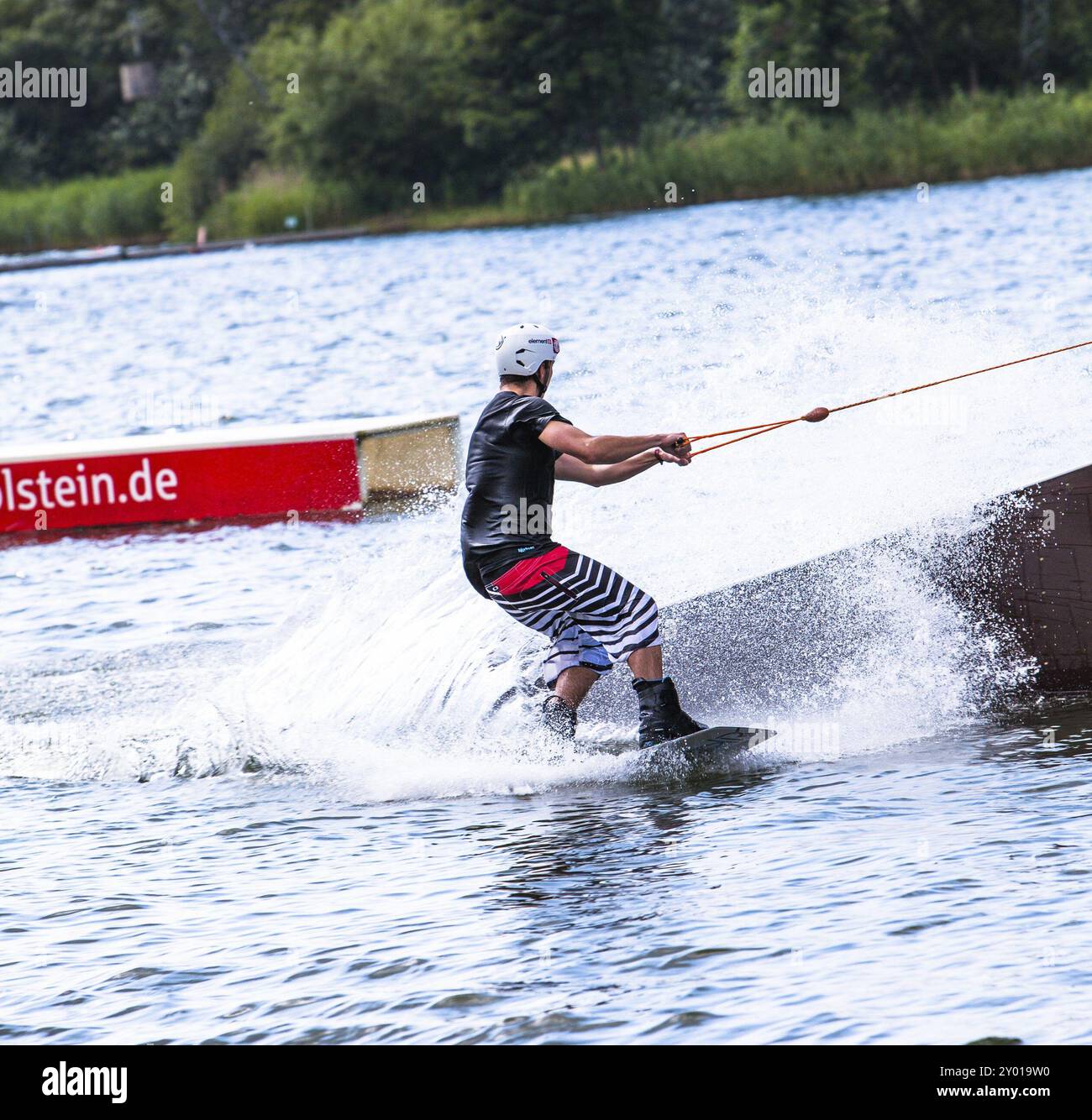 SUESEL, DEUTSCHLAND, 11. JULI: Ein Mann surft am 11. Juli 2011 auf einem Wakeboard in Suesel, Deutschland, Europa Stockfoto