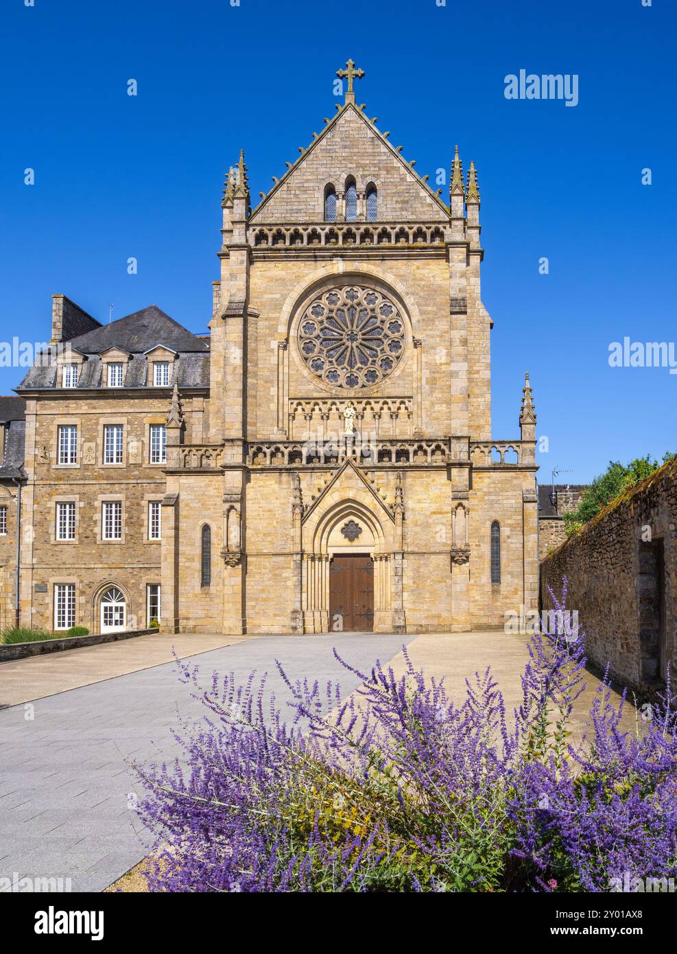 Das historische Kloster Cordeliers - Couvent des Cordeliers de Dinan ist ein ehemaliges Kloster Stockfoto