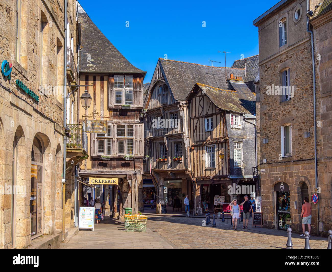 Dinan, Frankreich - 19. Juli 2024: Straße von Dinan, eine malerische mittelalterliche Stadt in der Bretagne im Nordwesten Frankreichs. Stockfoto
