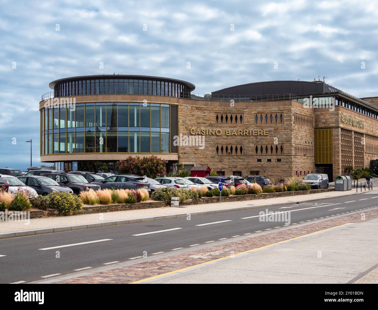 Saint Malo, Frankreich - 20. Juli 2024: Das Casino Barriere in Saint-Malo ist ein gehobenes Casino im malerischen Hafen. Stockfoto