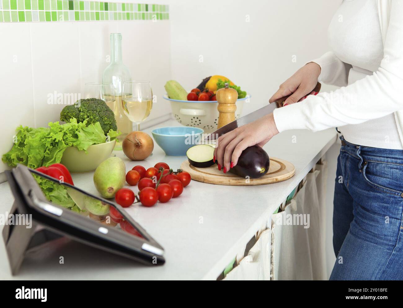 Weibes Hände schneiden von Gemüse in der Küche Stockfoto