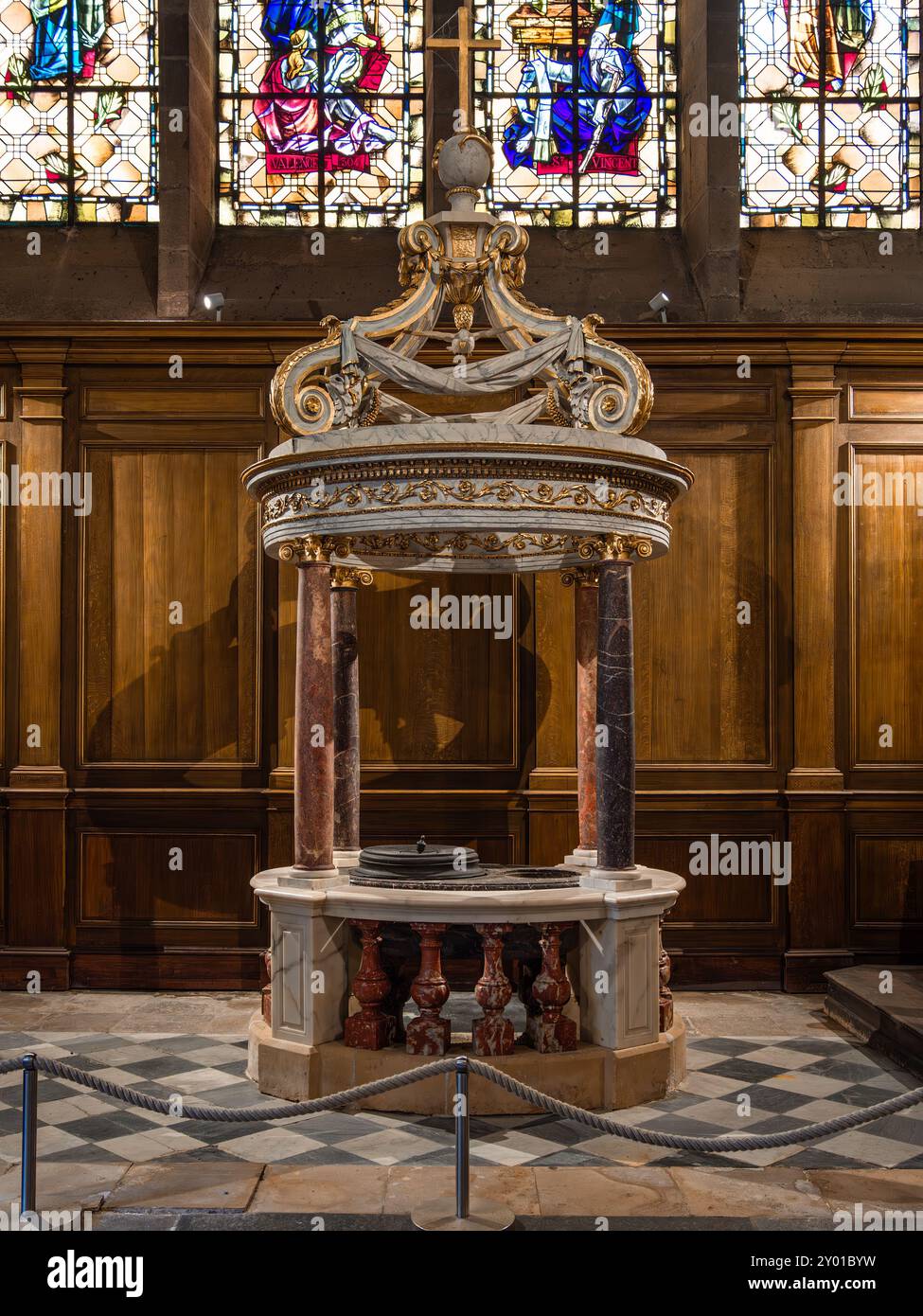 Saint Malo, Frankreich - 20. Juli 2024: Historischer Taufstein in St. Kathedrale Von Vincent Stockfoto