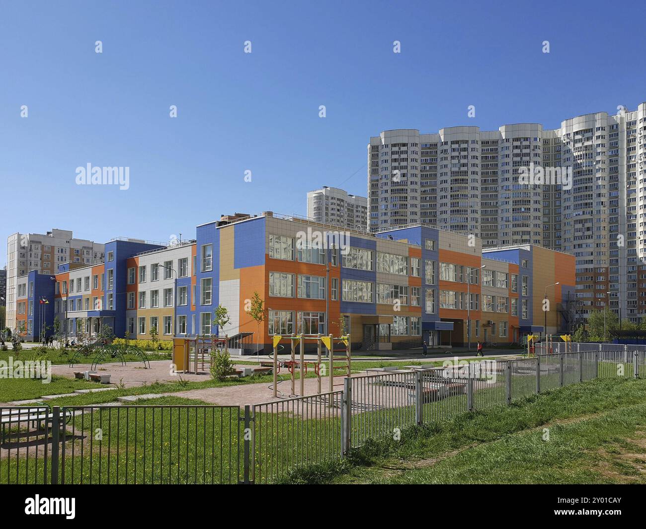 Khimki, Russland, Stadtbild mit Mittelschule für allgemeine Bildung, Europa Stockfoto