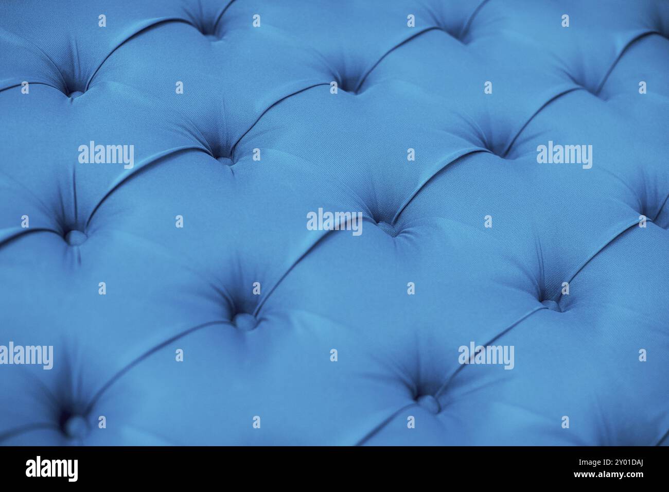 Blaue Polstermöbel aus Stoff. Steppsofa. Innendesign, Kopfteile aus Textilmöbeln. Klassisch kariert Stockfoto