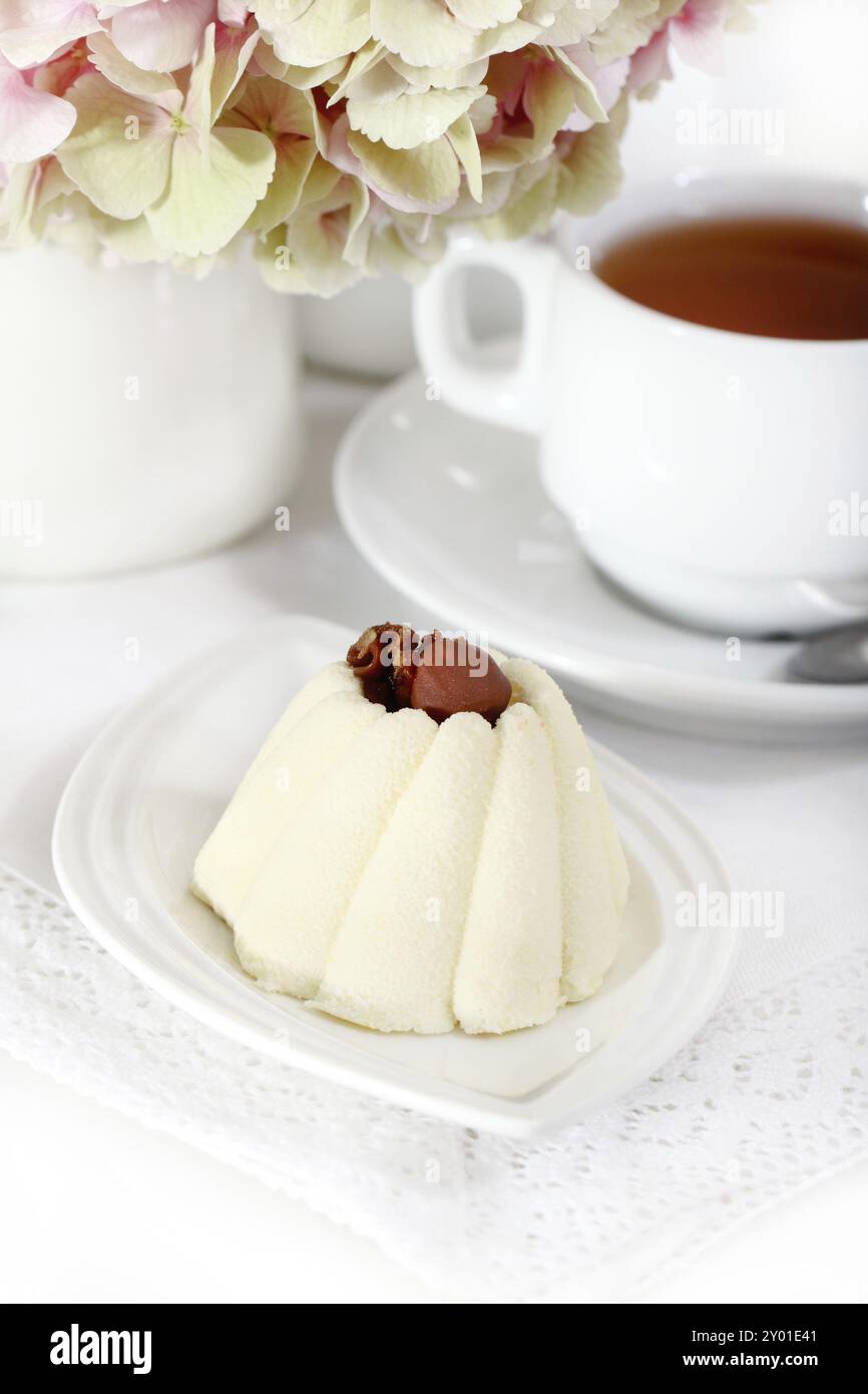 Köstliche Vanila Kuchen mit Kaffee auf einem weißen Teller Stockfoto