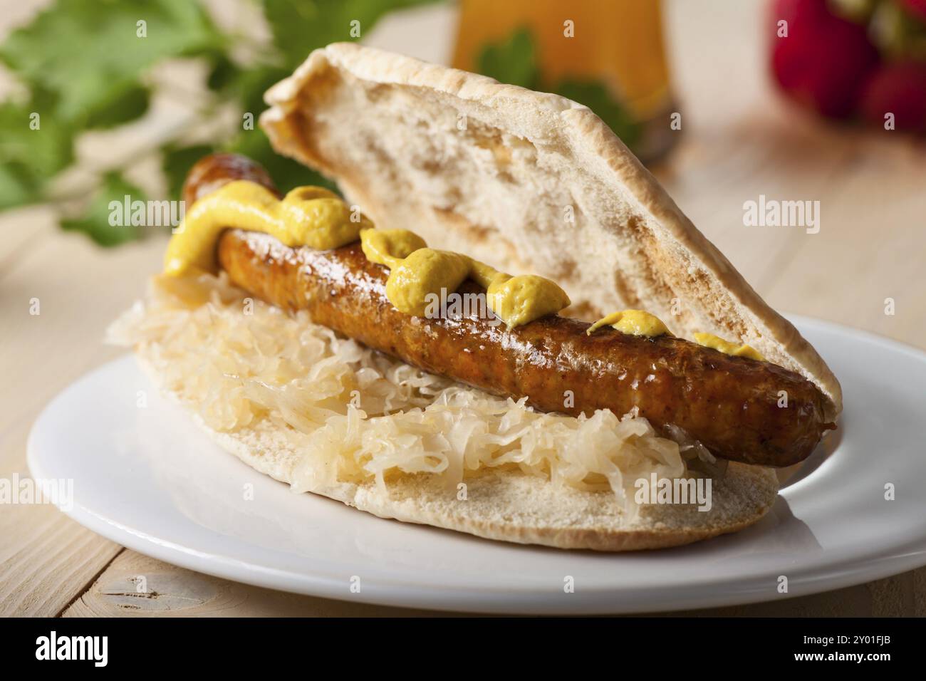 Bayerisches Sandwich mit Sauerkraut und Bratwurst Stockfoto