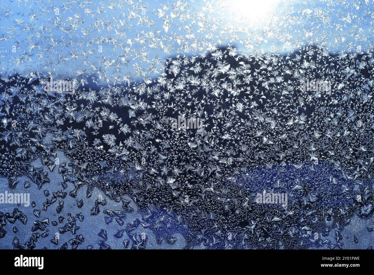 Schöne Muster und Sonnenlicht im Winter morgens Glas Stockfoto