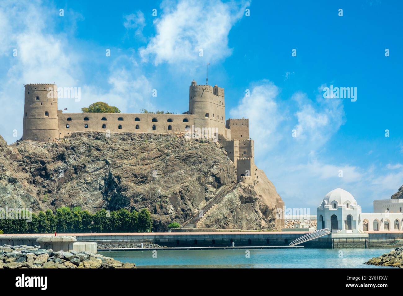 Blick auf die arabischen Burgen Al Mirani und Al Jalali, die auf den Felsen stehen, Muscat, Oman Stockfoto