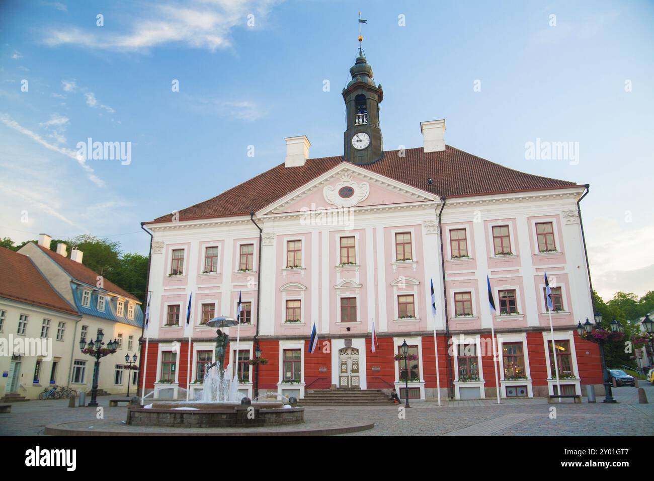 Altes, schönes Rathaus in Tartu, Estland. Der Hauptplatz der Stadt am Sommertag Stockfoto