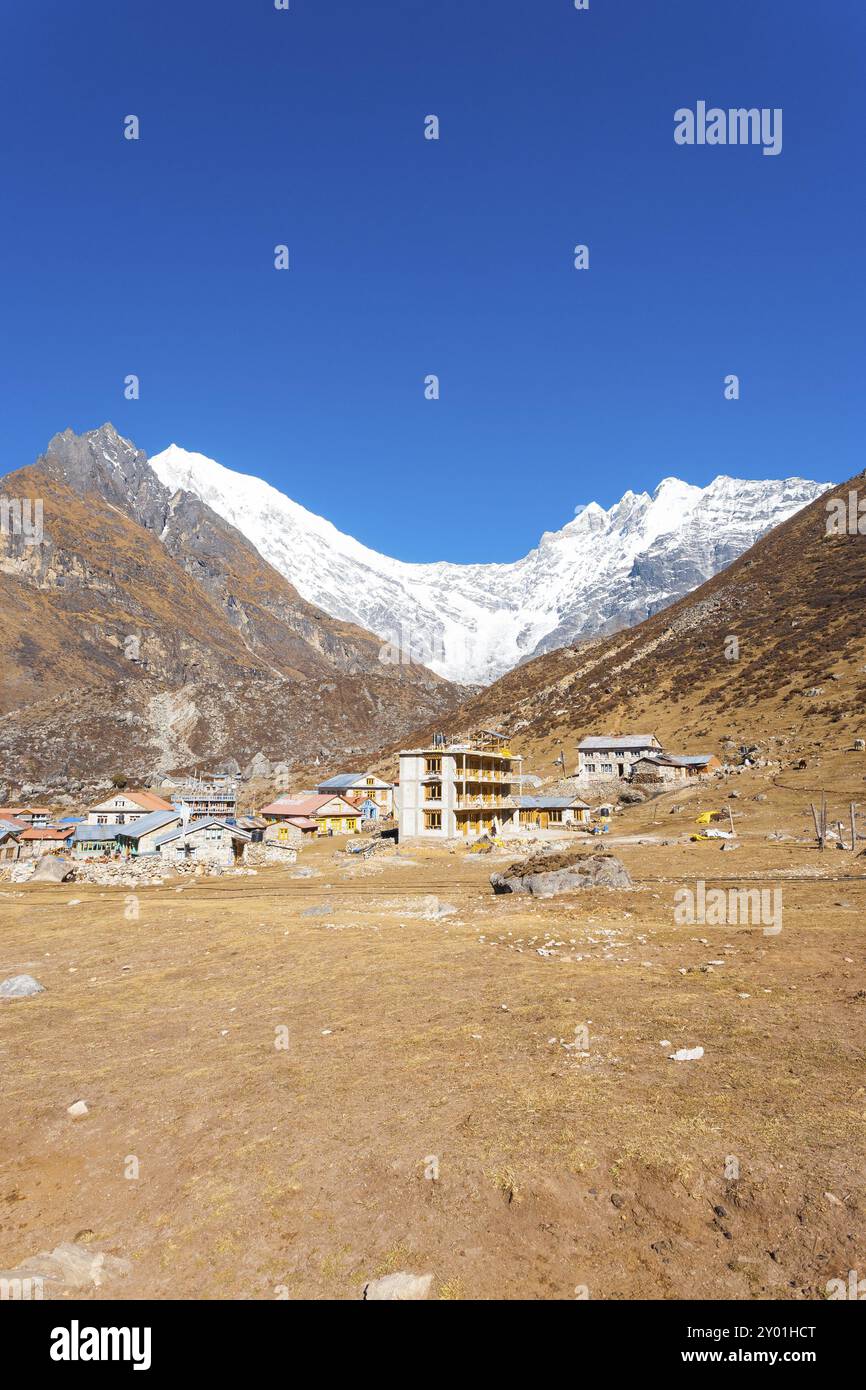 Majestätische Aussicht auf schneebedeckte Langtang Lirung Himalaya-Gebirge mit Kyanjin Gompa Dorf im Vordergrund in Nepal. Vor 2015 Gorkha Erdbeben Stockfoto