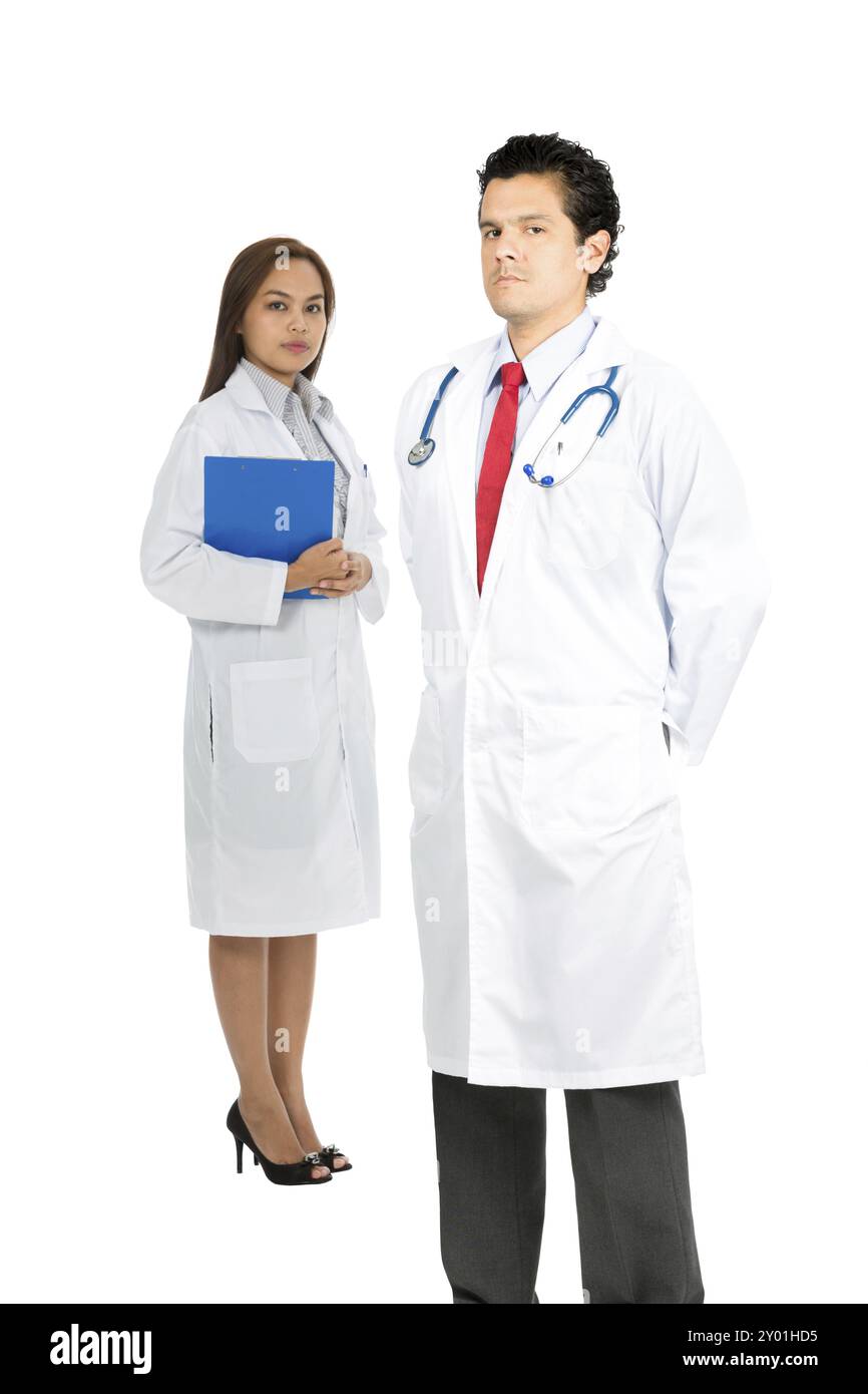 Ein zuversichtliches männliches latino-Team, asiatische weibliche multiethnische Ärzte, zeigt Mitgefühl und Fürsorge mit ernsthaftem Ausdruck. Fokus auf Vordergrundvert Stockfoto