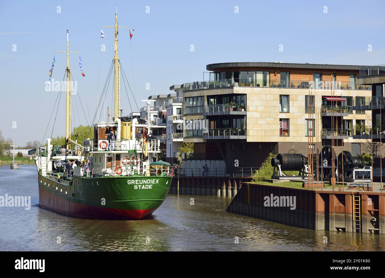 Europa, Deutschland, Niedersachsen, Stade, Metropolregion Hamburg, Hansestadt, Stadthafen, Museumsschiff Greundiek, moderne Wohnhäuser und Stockfoto