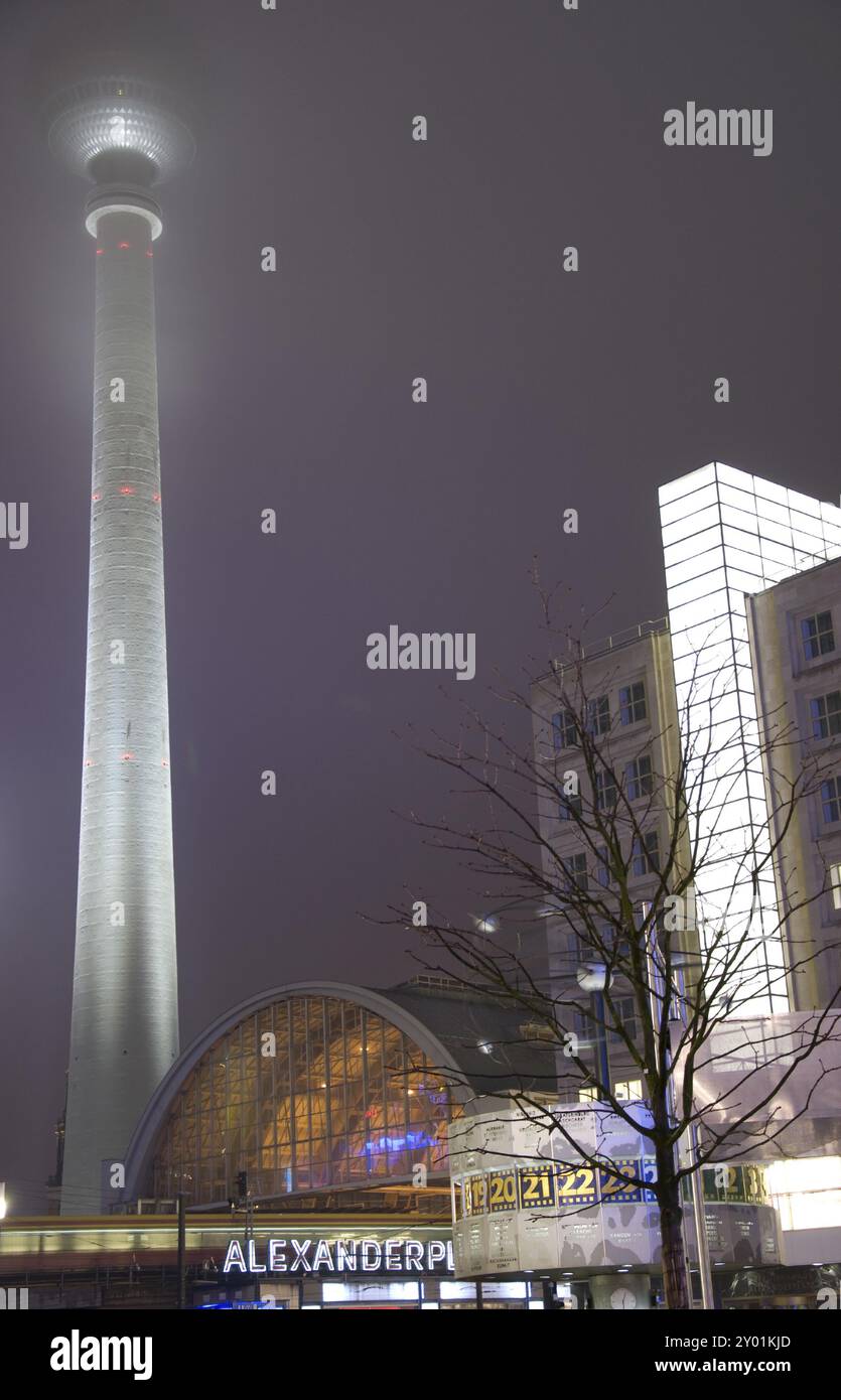Berlin alexanderplatz mit Weltuhr urania bei Nacht Stockfoto